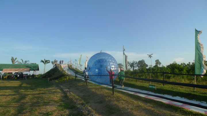 Davao Zorbs Park : Roll on the Floor - Literally!