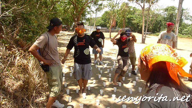 Team leaders Ian and Ada playing while their team members are laughing at them LOL =))