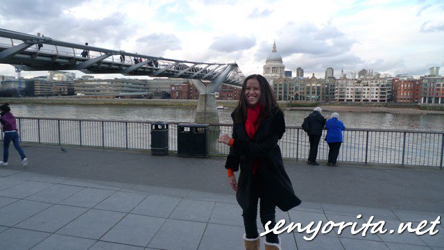 My attempt to do a jumpshot with the Millenium Bridge at the background *wobbly*