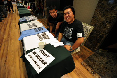 Cesar and Fitz selling Pinoy Blogger shirts last April