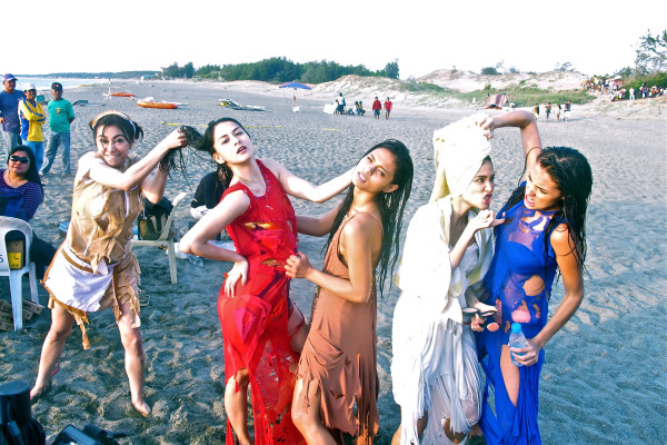 Rufa Mae, Marian, Lovi, Heart and Solenn's wacky photo while shooting in Sand Dunes