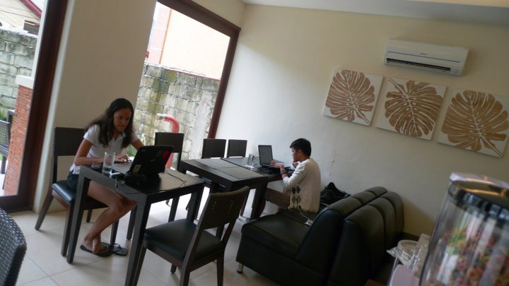 Work Mode at Alba Uno Residencia's Cafe