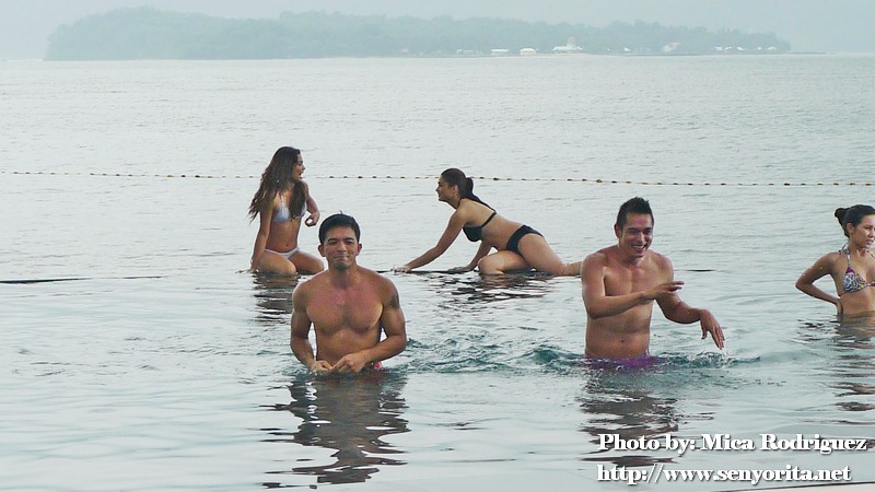 Are they really shooting a serious-themed film? They're having so much fun! :P