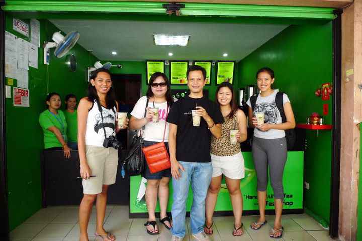 A dose of milk tea before the bus trip