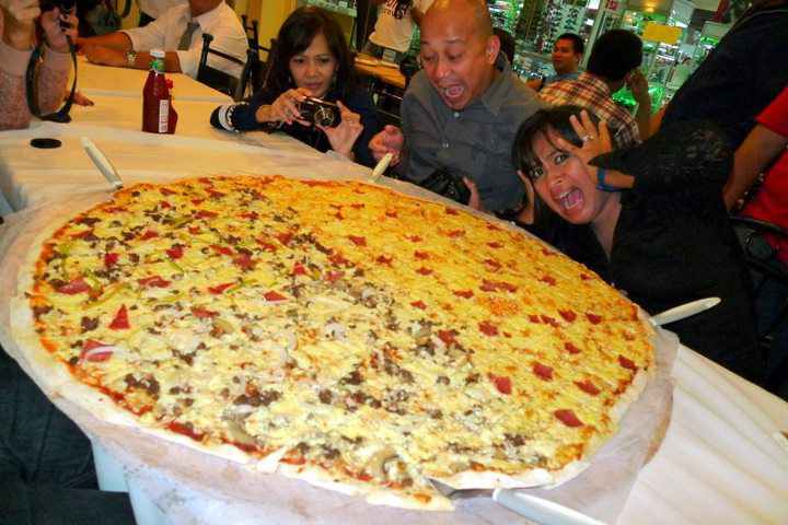 Everyone's going gaga over the giant Calda Pizza!
