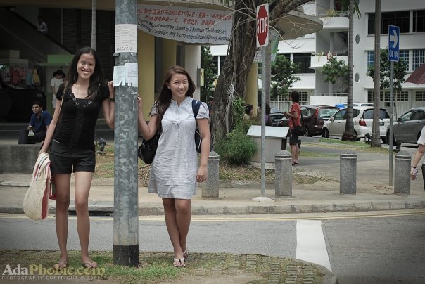 Mica and Hannah gallivanting in Singapore before the Nuffnang Blog Awards 2009