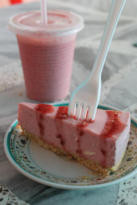 The Sweet NomNom: Strawberry Milkshake and Strawberry Yoghurt Cheesecake