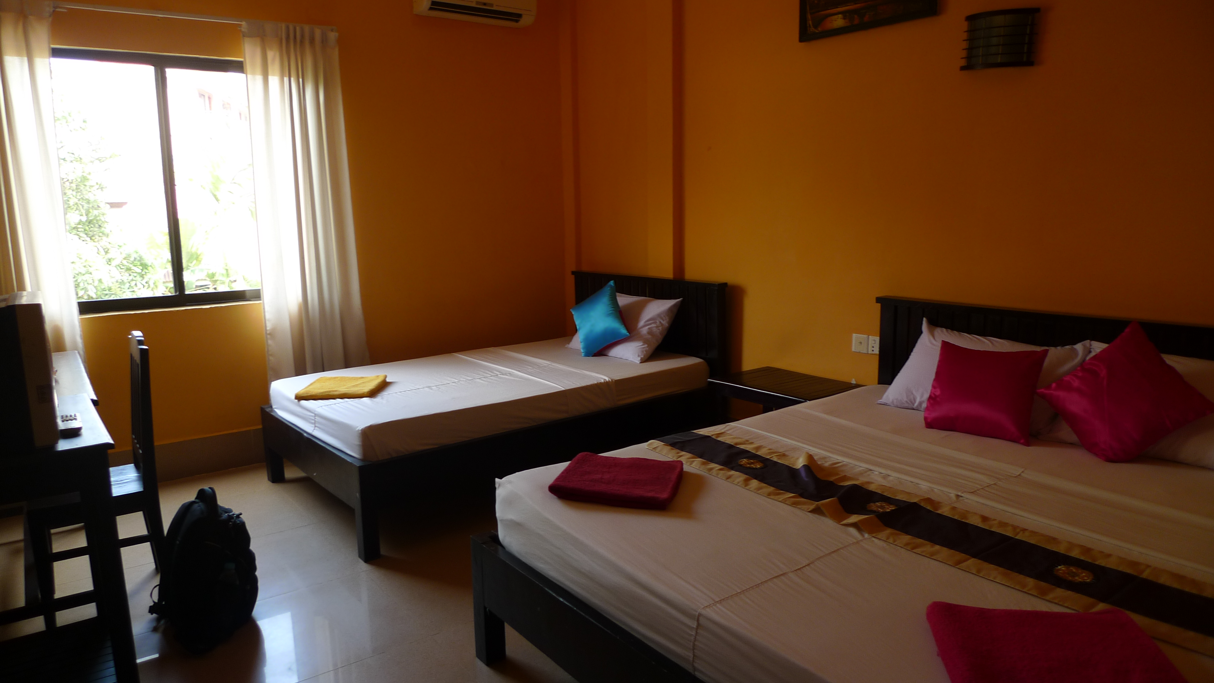 Don't you just find this room inviting? Call your friends now! Don't you just find this room inviting? Call your friends now!