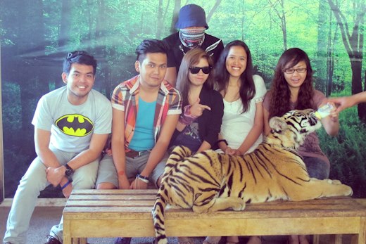 Souvenir group photo with the Little Tiger at Zoobic Safari.. and a ninja