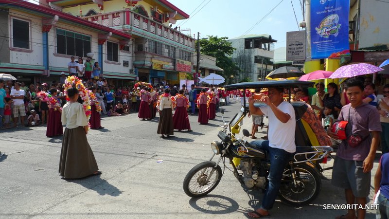 Kahit si Kuya Tricycle Driver hindi napigilan mag-piktur :P