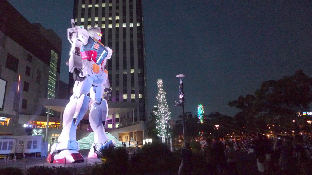 GUNDAM! Please don't walk towards the crowd!