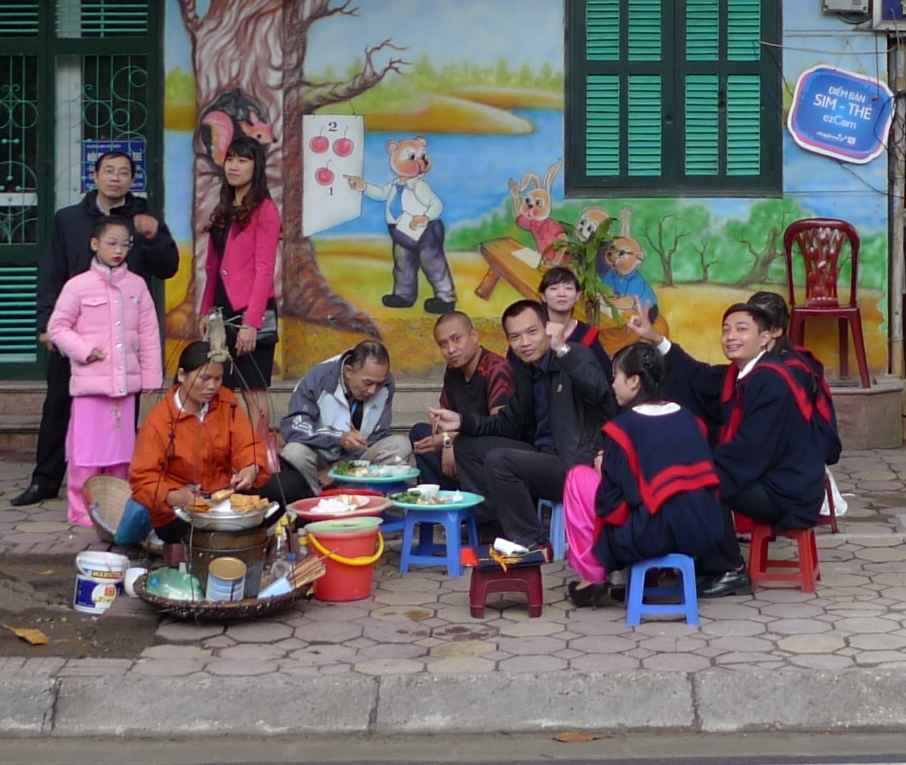 Hanoi-Vietnam-Sidewalk-Lunch