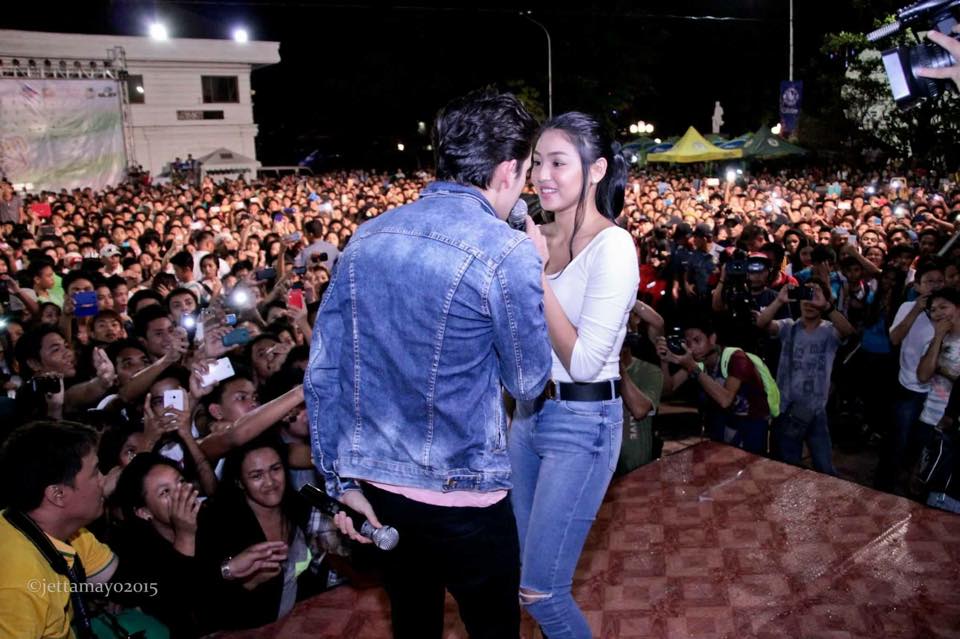 JADINE INVASION: Fans of James Reid and Nadine Lustre flocked to the City Plaza despite the heavy rain