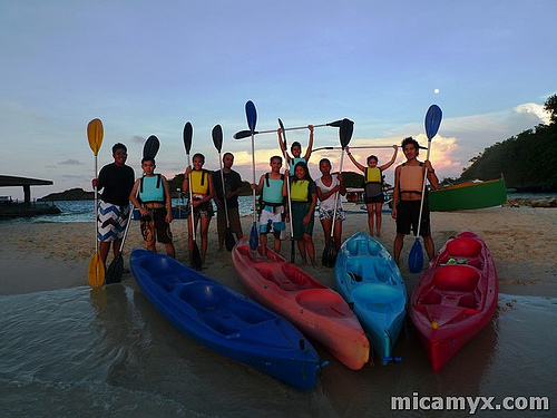 Pinoy Travel Bloggers after a fun Island Hopping Adventure in Hundred Islands with Vivian Velez :D