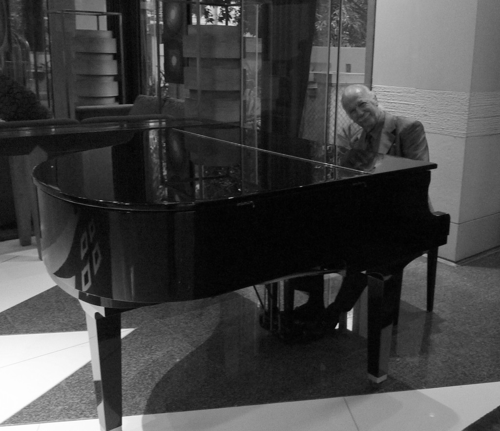Live piano music performance from this gentleman :D