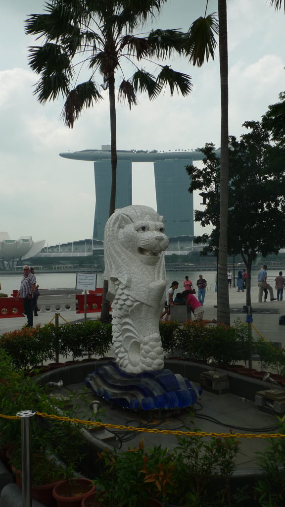 When in Singapore, don't you ever dare forget to visit the Merlion for attendance :P 