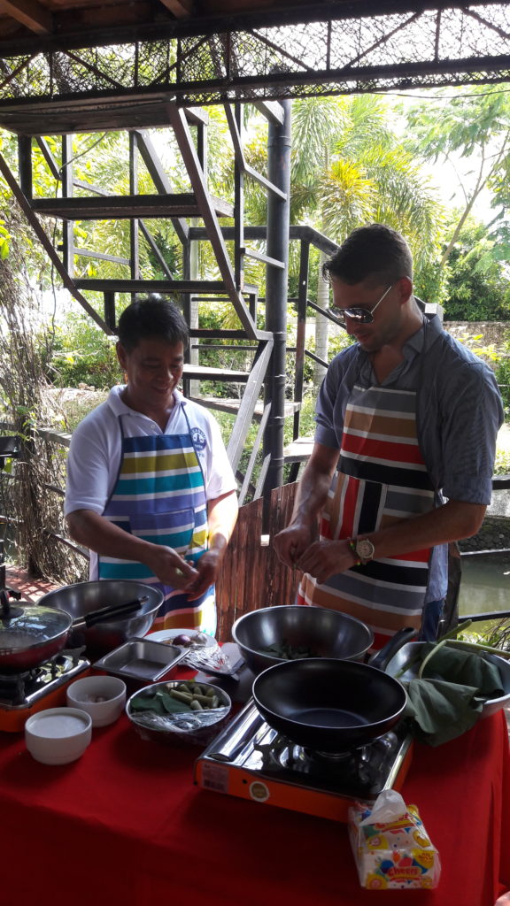 Tim of universal-traveller.com learns how to cook Laing