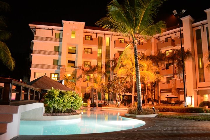 Hotel Vida Swimming Pool at Night